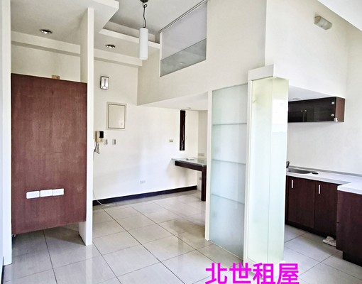 市政府捷運~大露台~新粉刷漂亮採光套房 - Image 1