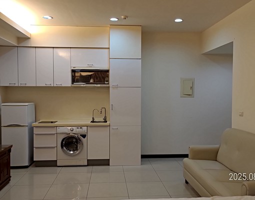 近高鐵/全屋高級實木傢俱/屋況新/含平車獨陽/橱櫃多/廁對外 - Image 4