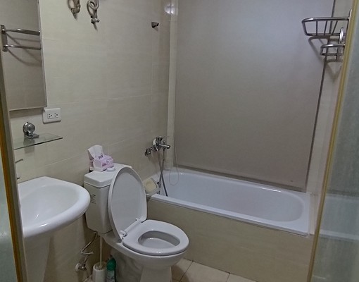近高鐵/全屋高級實木傢俱/屋況新/含平車獨陽/橱櫃多/廁對外 - Image 11