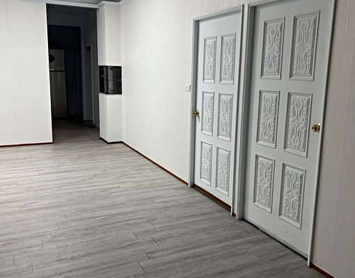 一樓三角窗適當私人工作室 - Image 1