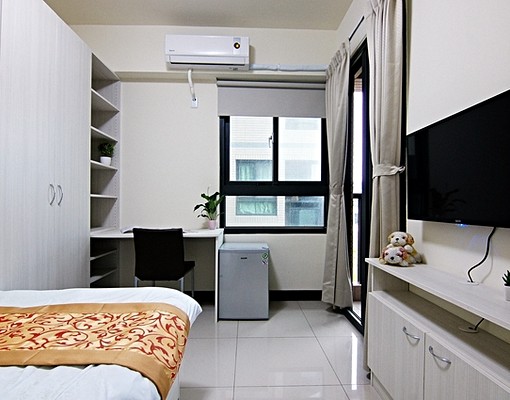 竹南園區優質透天電梯陽台套房,室內機車位 - Image 1