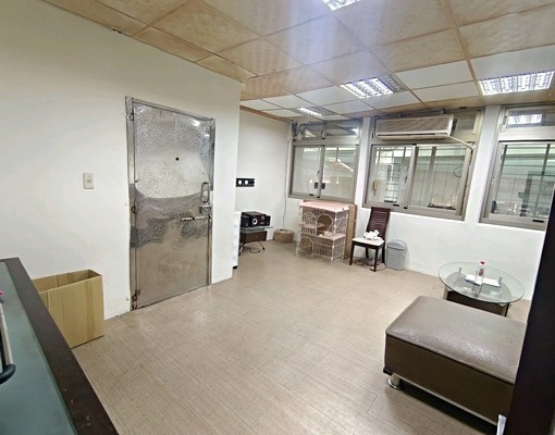 新埔捷運站附近可當辦公室或住家2樓 - Image 5