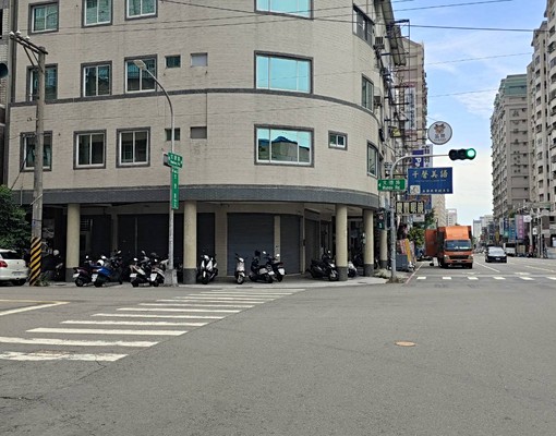 鄰文德國小正三角窗金店面(整棟) - Image 1
