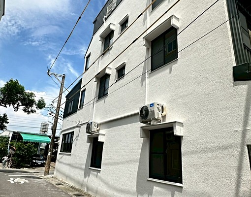 #梓官整棟翻新透天出租~近高大特區及楠梓科技區,可停五部車。 - Image 1