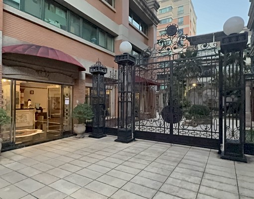 臻璽名宅-區公所旁巴洛克式建築,四房二廳二衛三陽台,平面車位 - Image 2
