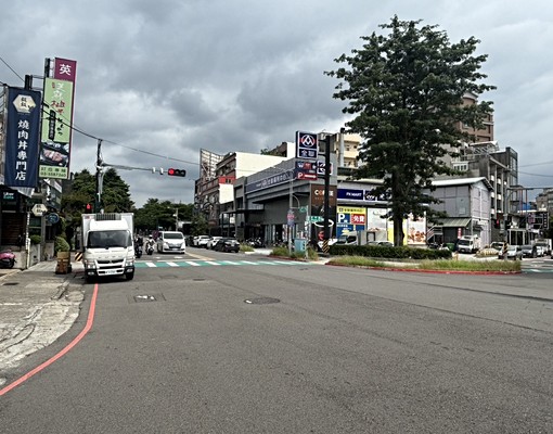 超高曝光🌟三角窗十米寬店面|門口可停車 - Image 3