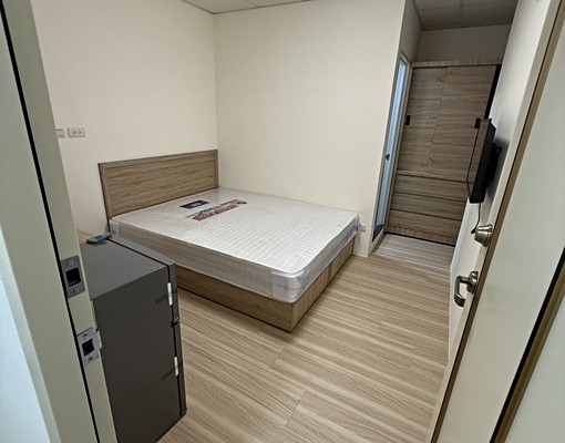 新埔捷運/裕民夜市旁/全新整理/低樓層套房 - Image 1