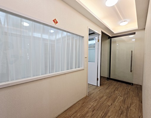 忠孝敦化7號出口步行2分鐘二樓邊間採光住家辦公大空間 - Image 9