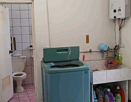 龜山國小旁,大間雅房,磚牆隔間,限租女性,7坪有陽台 - Image 5