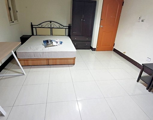 三多路~熱鬧百貨商圈捷運旁~邊間大套房~衛浴有開窗 - Image 2