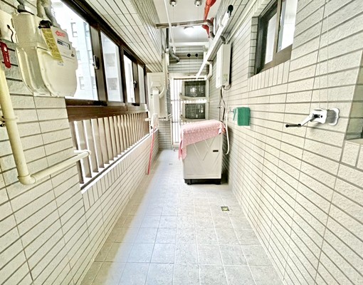 逢甲特區/質感裝潢/租金含車管/四改三房尬雙平車 - Image 2