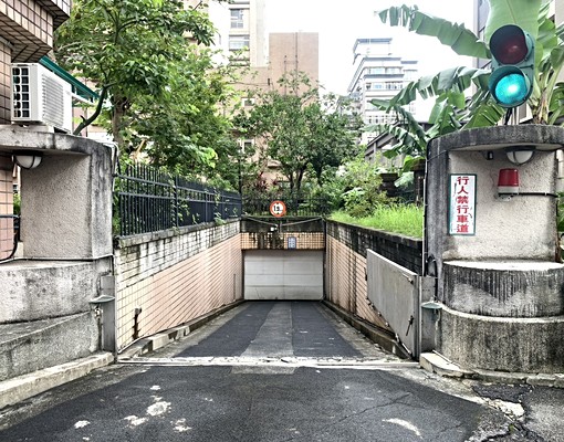 內湖文德捷運站室內坡道平面停車位|單獨大空間車位|2號出口 - Image 6