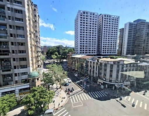 摩登天廈邊間套房 - Image 1