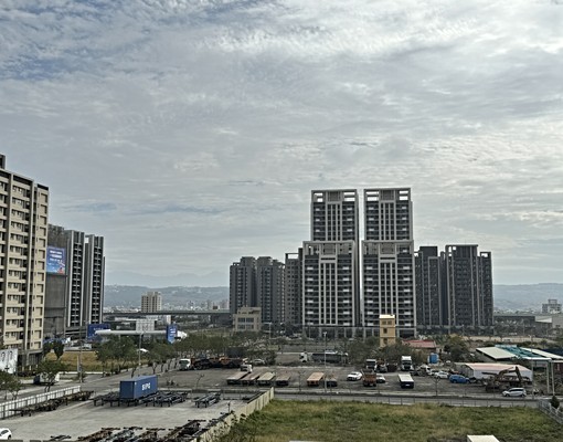 遠六朝東美兩房車全配出租洽吳原誌 - Image 2