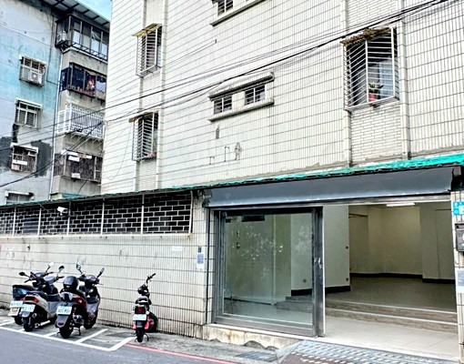 秀山國小旁/自強路面寬4.3米一樓大坪數住辦🏆台大房屋 - Image 1
