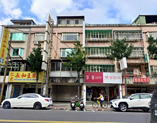林口高中康橋美校老街人潮滿檔整棟透店 - Image 1