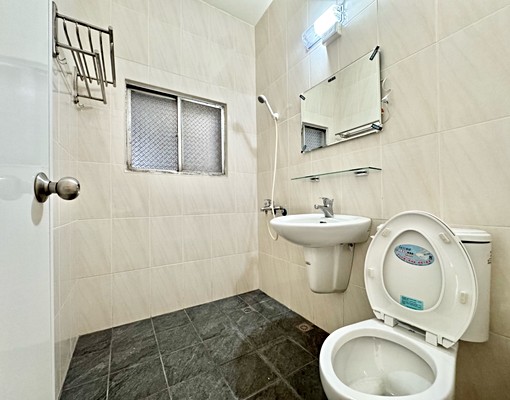 正北屯軍功商圈|臨路八米活路|1-3樓整棟透天可租補 - Image 12