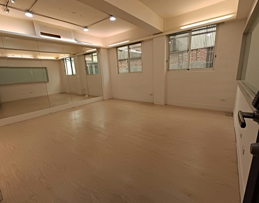 可租補有電梯工作室辦公空網拍展示空間 - Image 9