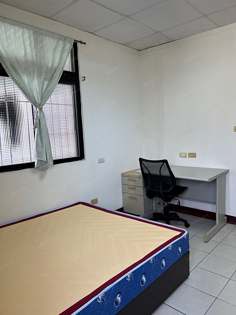 實用舒適的大書桌椅