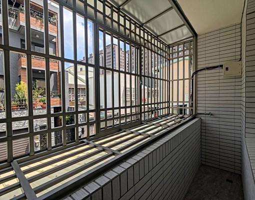 精誠商圈優質小透天門前可停車(小車可) - Image 8