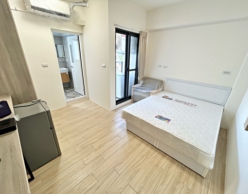 全新完工~近一中台體。木質地板可租補 - Image 1