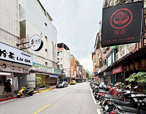 中信明湖-東湖國小公寓頂加大套房,廚具衛浴設備新 - Image 12