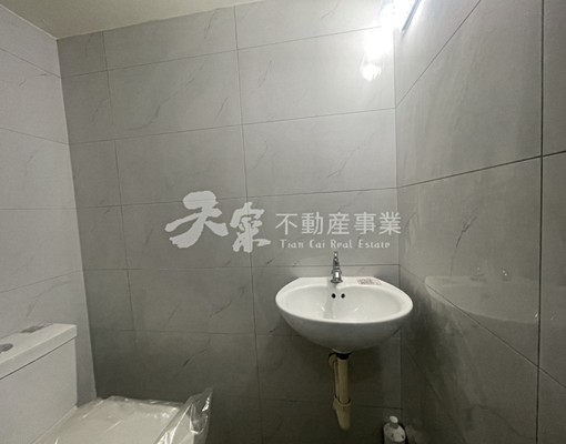租-近輕軌籬仔內站翻新整棟透天全屋全新翻新及傢俱：水電、地 - Image 12