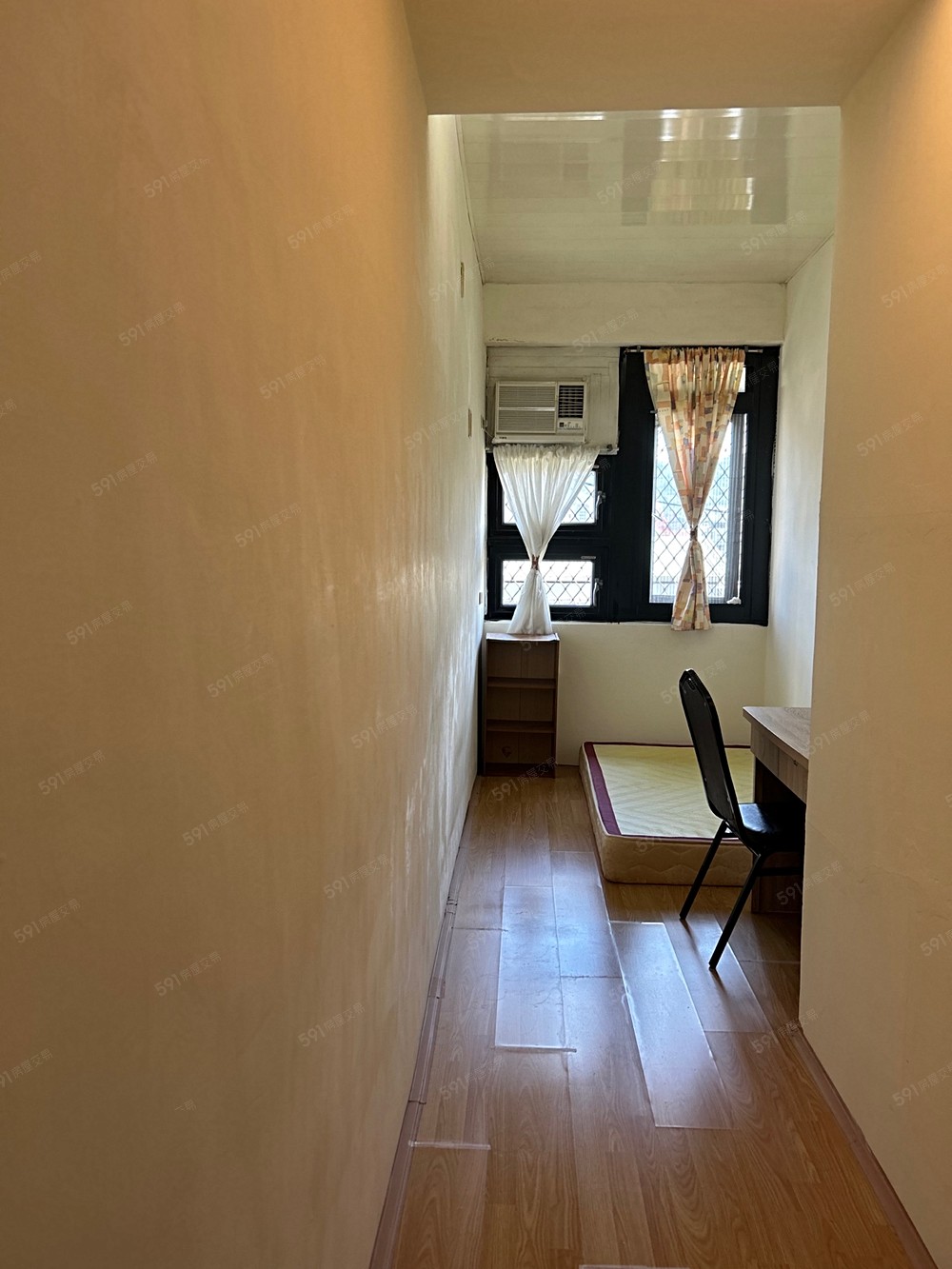 明亮乾淨溫馨木地板的優質女套房