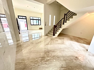 全新完工邊間別墅｜室內可停雙車｜高級大理石質感