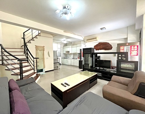 橘子🍊西屯路都會公園前🍊四樓別墅🍊3房含車管可寵可租補 - Image 1