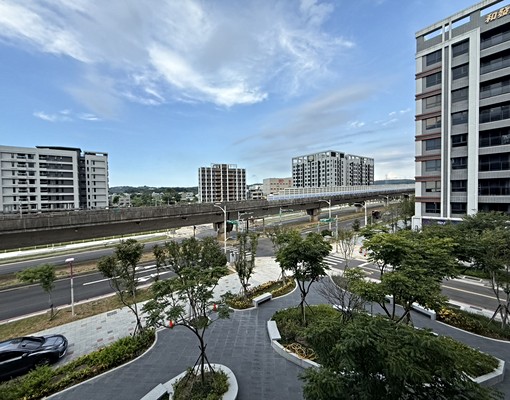 「可租補、有陽台、選配車位」山鼻捷運站大套房 - Image 1