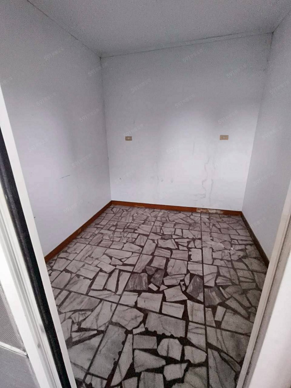 多一個儲藏室可自行利用!