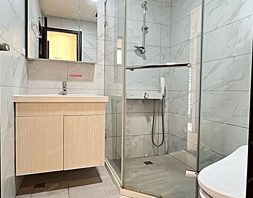 陽光可灑進來,全室木地板,系統櫃。溫馨2房含車管 - Image 10