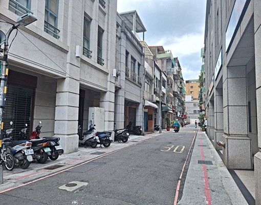 朝陽商圈整座透天一樓賺錢金店面2+3樓上自用或分租 - Image 2