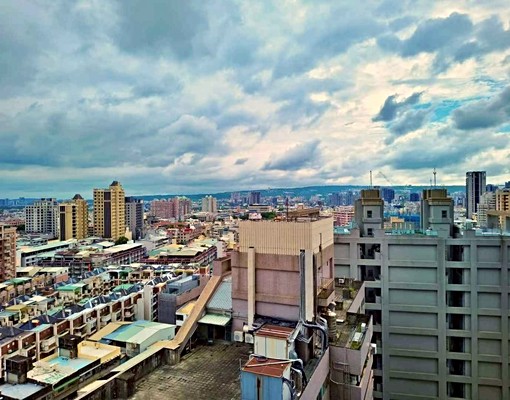 南屯捷運旁文心一號高樓兩房車位家具全新美屋出租 - Image 2