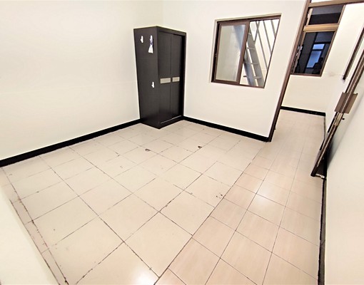 降價~三信三多商圈~寧靜溫馨工作室透天 - Image 3