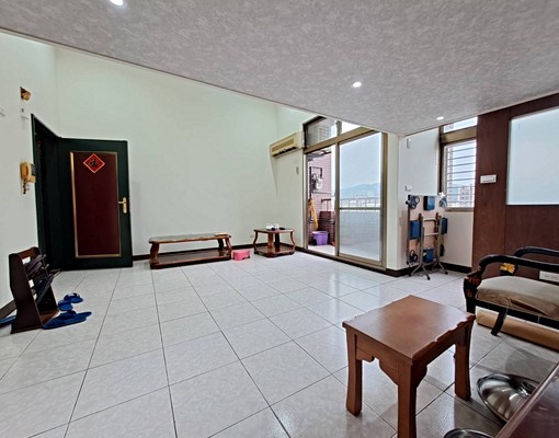 高登屋社區，騎車8分鐘汐科/遠雄，陽台獨立電梯套房，代收垃圾 - Image 1