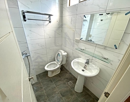 近興大秀泰火車站lalaport質感系櫃 - Image 5