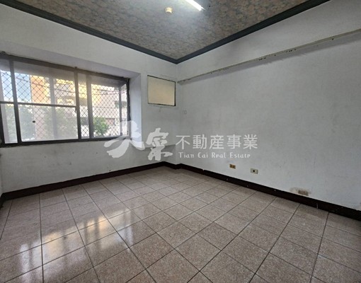 租-五甲商圈★臨路１4米|面寬近5米１＋２騎樓可店住 - Image 7