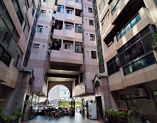 近中正路電梯大樓,四房兩廳空間大,天然瓦斯,更換全新變頻冷氣 - Image 3