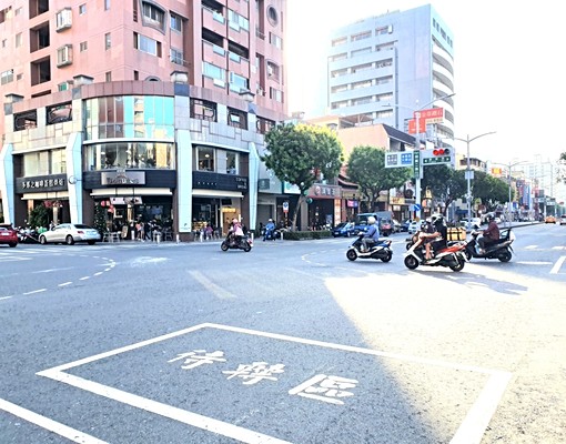 明誠自由精華商圈✅9米大面寬燙金店面✅ - Image 8