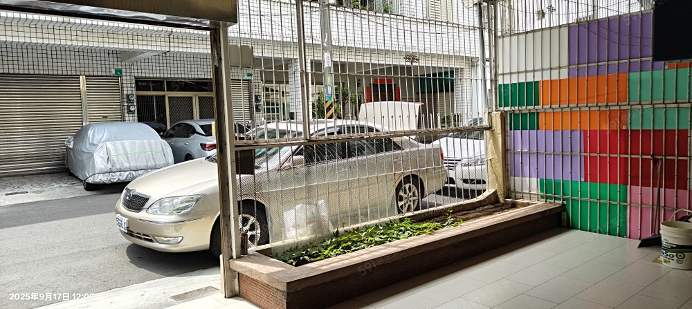 庭院及花圃，庭院外可停車