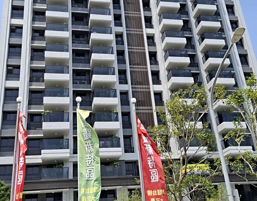 租~仁武霞海特區全新1房1大廳家電全+平面大車位 - Image 1