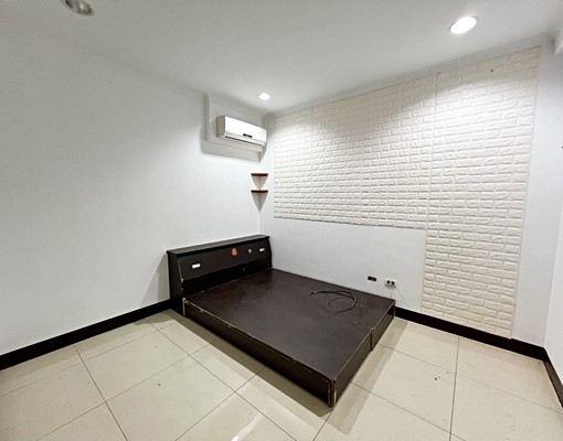 可租補近日月光商場活巷好租車位 - Image 5