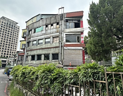 三角窗地點顯目.便利.可住.辦.店.倉.中研新村站牌旁 - Image 1