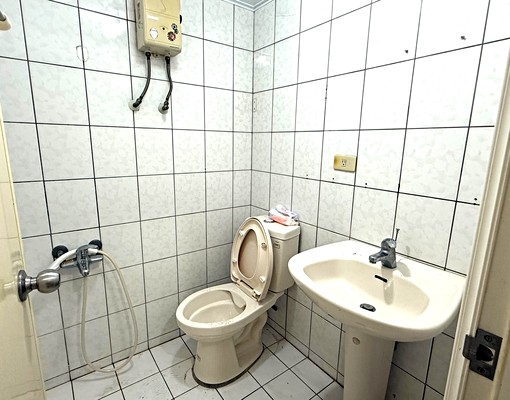 逢甲商圈旁/陽台可獨洗/河岸採光美套房/鬧中取靜/樓下超商 - Image 4