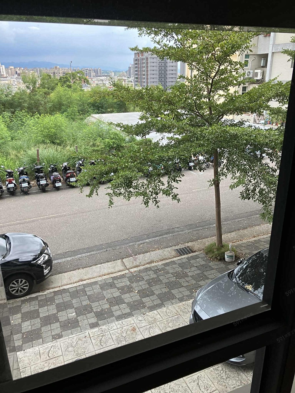 門口可停兩輛車