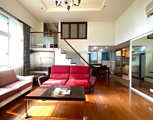 近捷運站河景挑高喜樂四房可租補入籍車位可另租 - Image 1