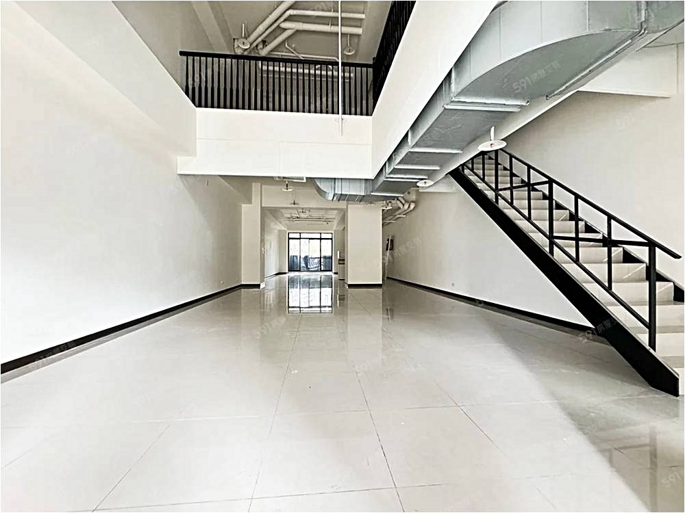 開闊的一樓空間, 適合各種商業經營