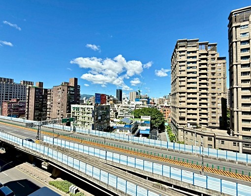 👍雙捷運高樓採光獨立套房-有陽台可租補 - Image 1